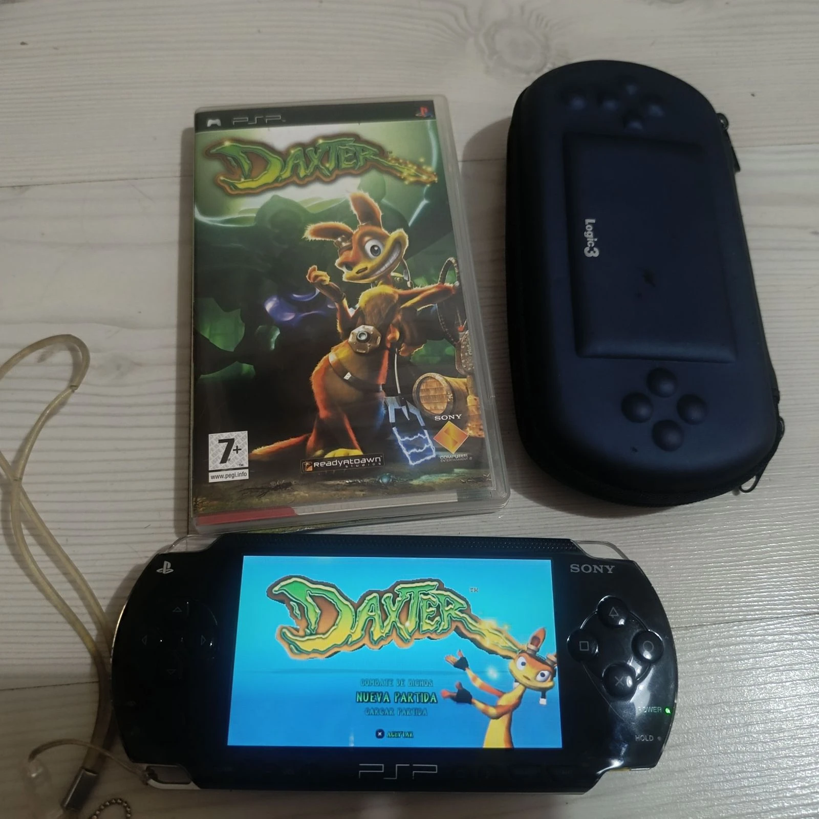 Pack Sony PSP + funda rigida + cargador original + tarjeta 2 GB+ 5 juegos